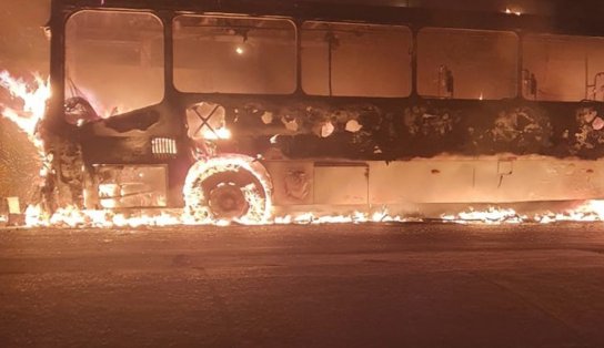 Ônibus pega fogo no bairro de Itapuã e fica completamente destruído