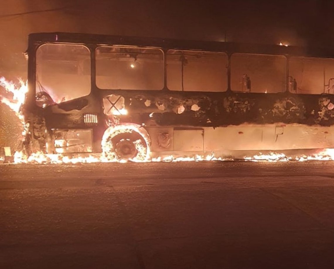 Ônibus pega fogo no bairro de Itapuã e fica completamente destruído