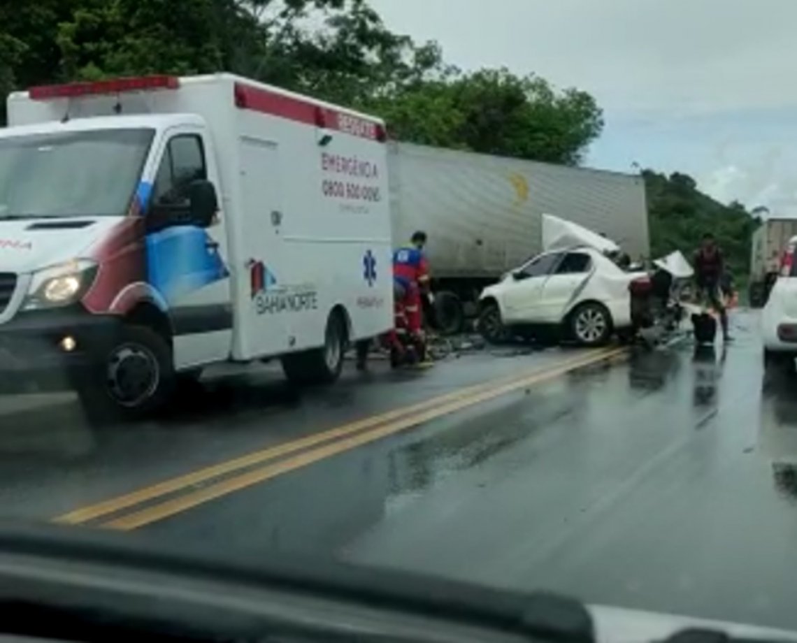 Uma pessoa morre e outras duas ficam gravemente feridas após colisão entre carro de passeio e carreta na BA-093