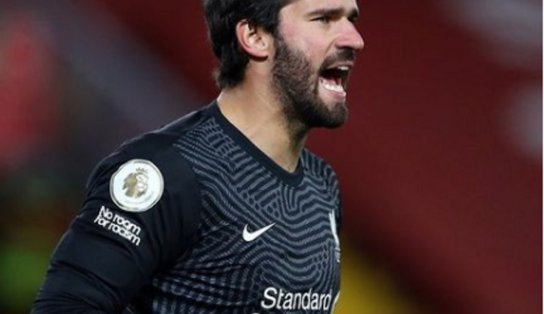 Sem passar por um bom momento, goleiro Alisson usa a cabeça para ficar em evidência no Liverpool; confira