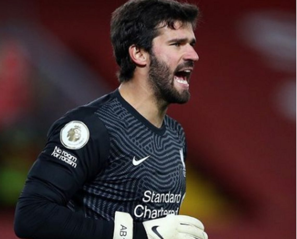 Sem passar por um bom momento, goleiro Alisson usa a cabeça para ficar em evidência no Liverpool; confira