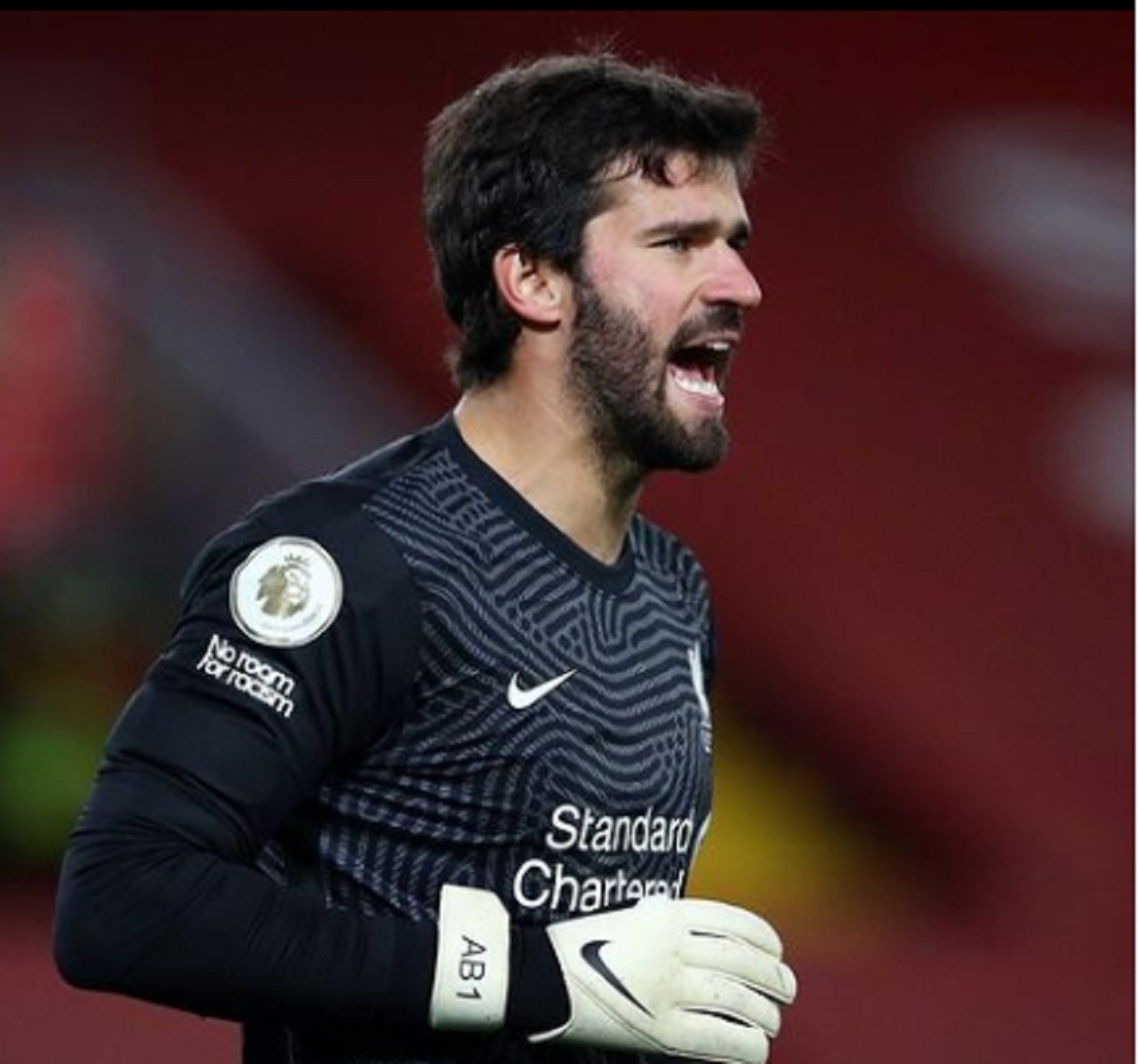 Sem passar por um bom momento, goleiro Alisson usa a cabeça para ficar em evidência no Liverpool; confira