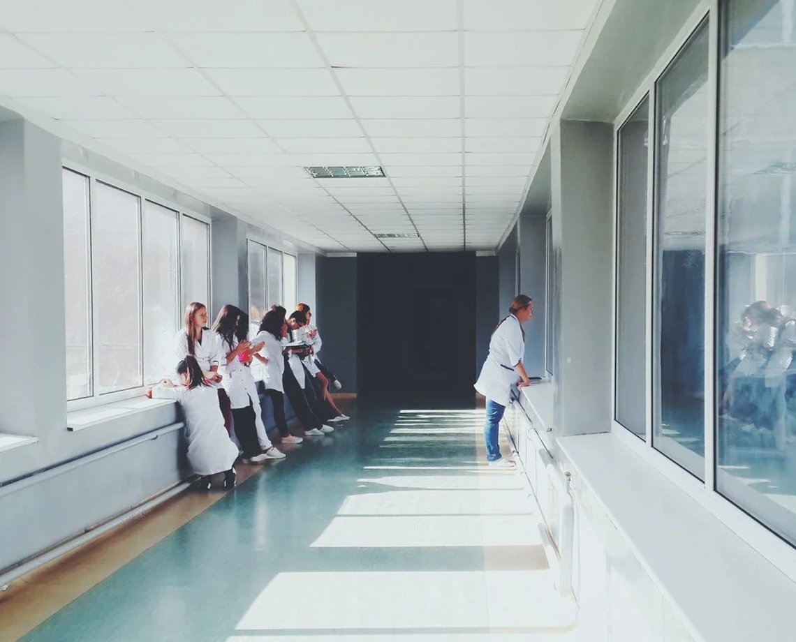 Pessoas vacinadas contra Covid-19 poderão visitar pacientes internados no Rio