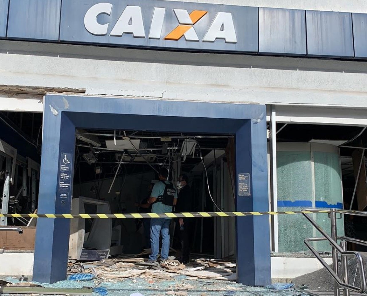 Moradores de Pau da Lima  vivem clima de pânico durante ataque que destruiu agência bancária na madrugada desta terça