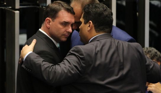 "Quem vai definir o que é fake news e o que não é?", dispara Flávio Bolsonaro na CPI da Covid-19