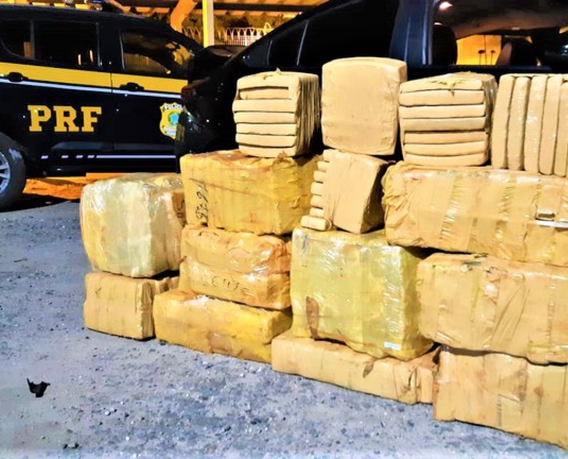 Dupla troca tiros com a PRF e abandona carro com quase 300 Kg de maconha na BR 116; veja vídeo