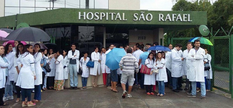 Médicos protestam por segurança, após estupro de colega