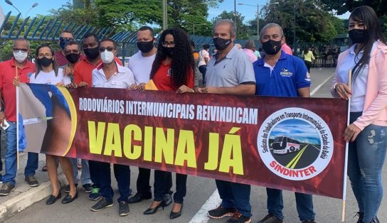 Grupo de rodoviários intermunicipais faz manifestação na rodoviária de Salvador reivindicando a inclusão na lista de vacinação contra Covid-19