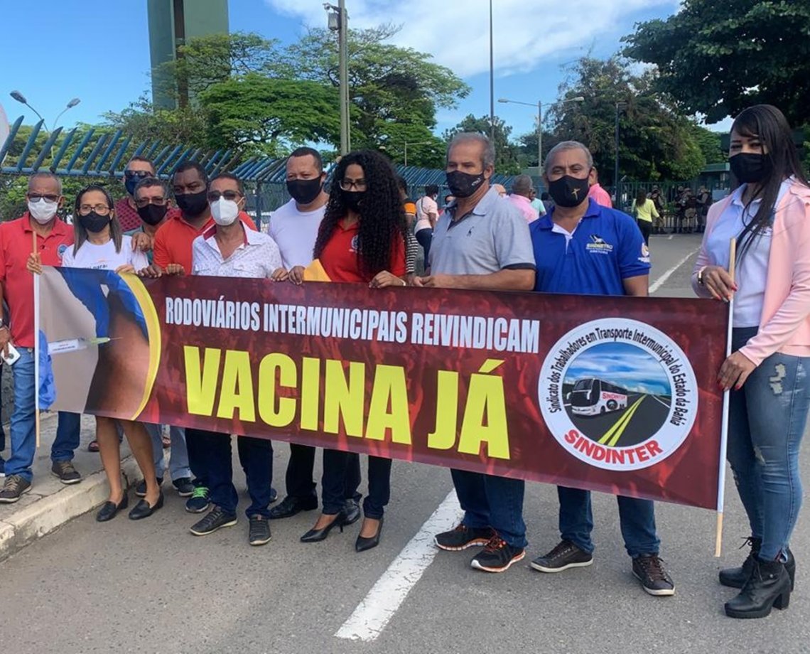 Grupo de rodoviários intermunicipais faz manifestação na rodoviária de Salvador reivindicando a inclusão na lista de vacinação contra Covid-19