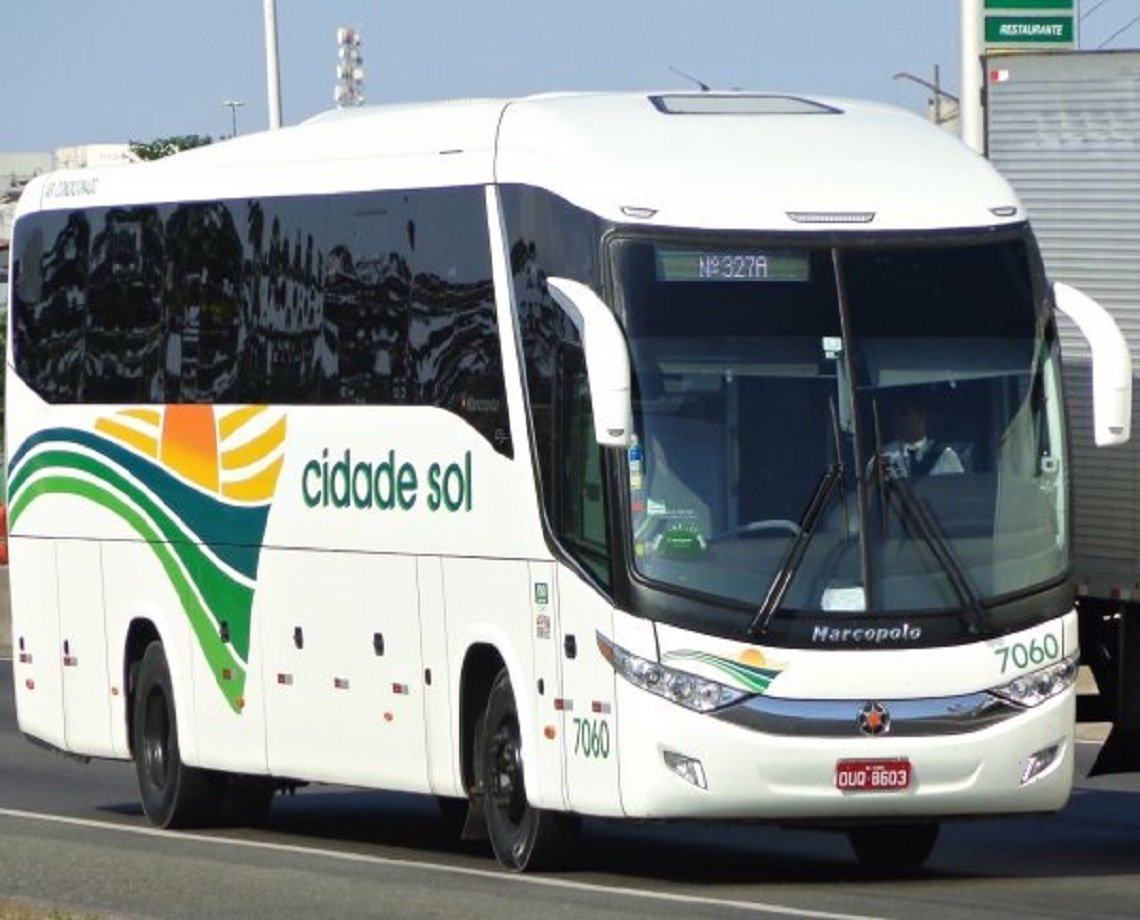 Assalto a ônibus na BA-093 deixa dois passageiros feridos e suspeito é detido pouco depois do crime