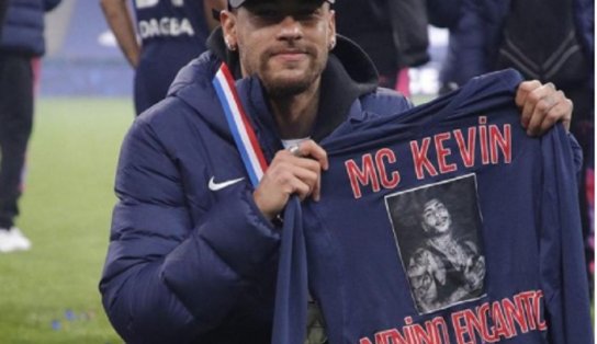 Após conquista de título, Neymar homenageia MC Kevin com quem havia combinado se encontrar nas próximas férias