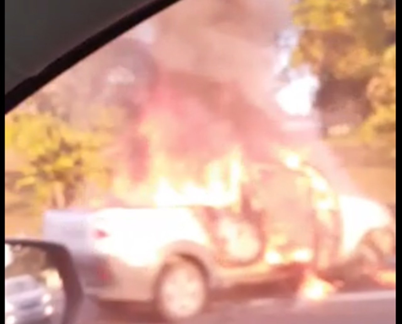 Motorista fica ferido após carro pegar fogo na Avenida Paralela