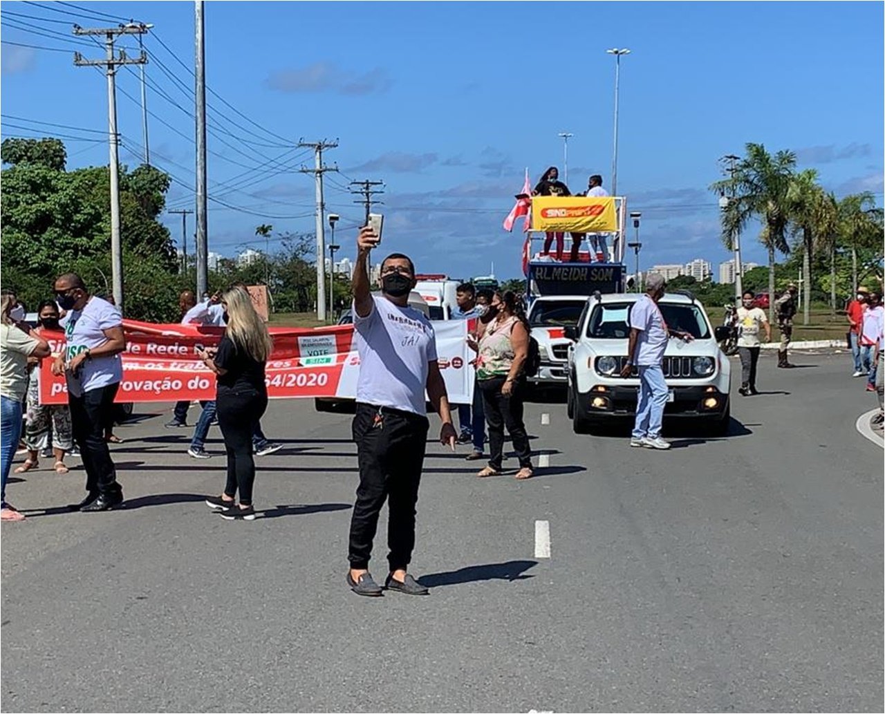 Profissionais da enfermagem realizam carreata em Salvador e reivindicam aprovação de piso salarial