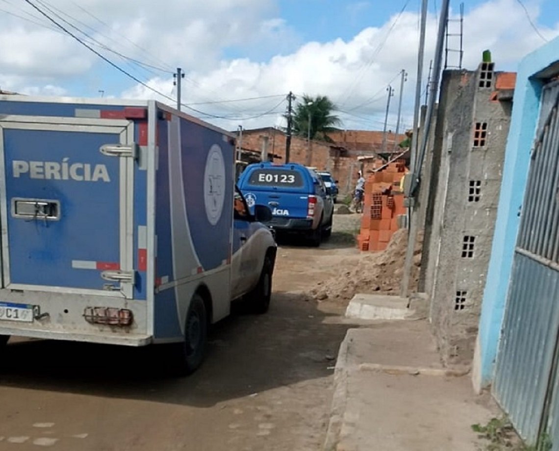 Mais de 100 tiros: homem morre após casa ser alvejada em distrito de Feira de Santana