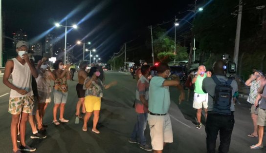 Após horas na fila e sem receber a vacina contra Covid, grupo bloqueia parte da Av. Pinto de Aguiar, em Salvador