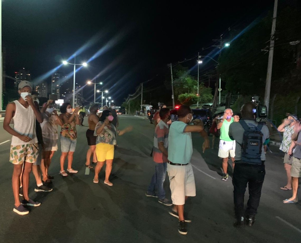 Após horas na fila e sem receber a vacina contra Covid, grupo bloqueia parte da Av. Pinto de Aguiar, em Salvador