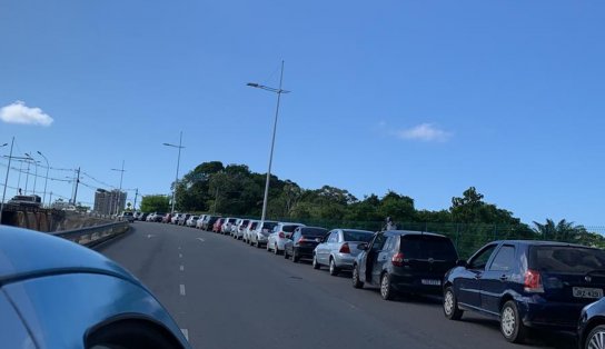 Pontos fixos e drive-thru amanhecem com filas intensas de interessados por vacina contra a Covid-19