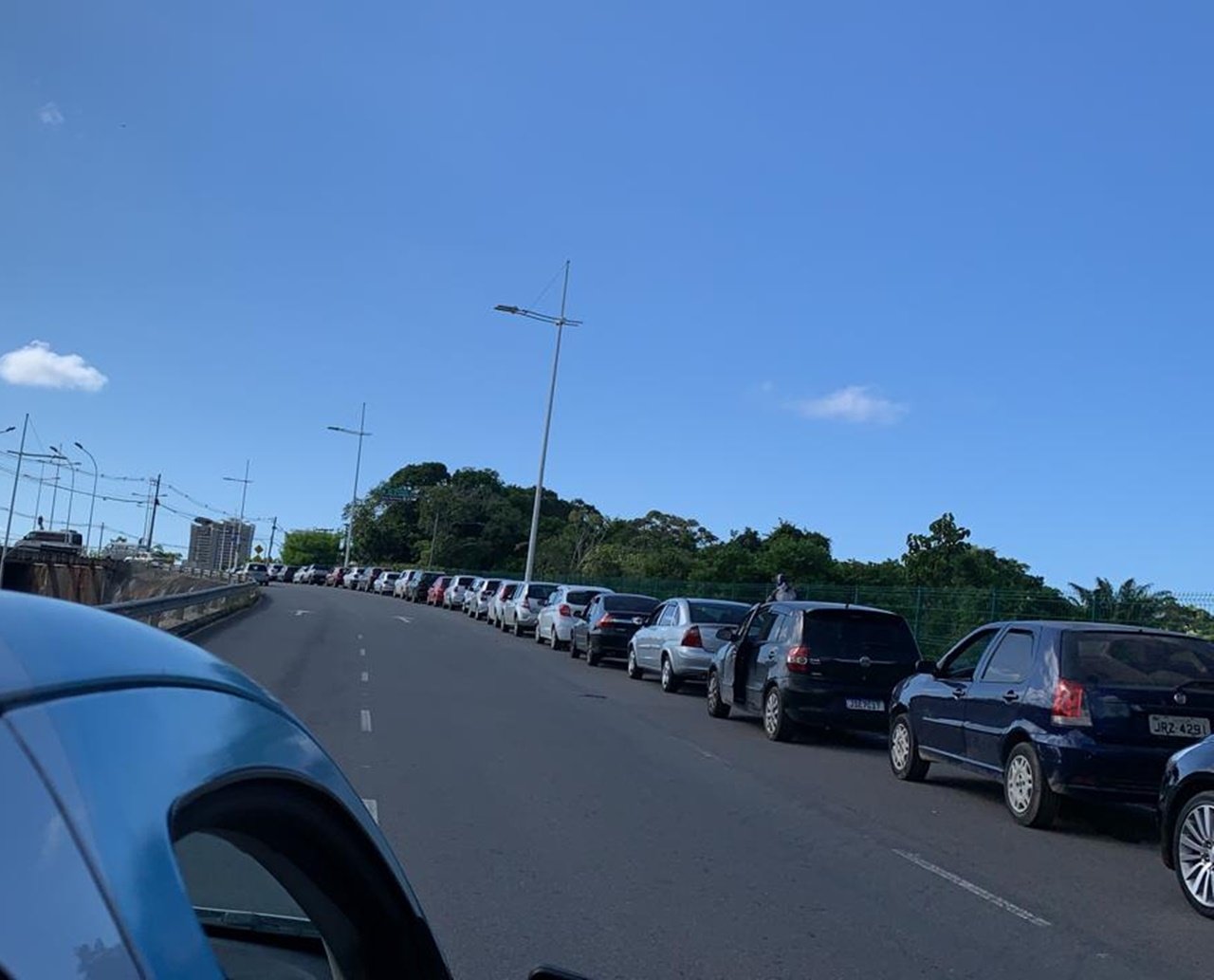 Pontos fixos e drive-thru amanhecem com filas intensas de interessados por vacina contra a Covid-19