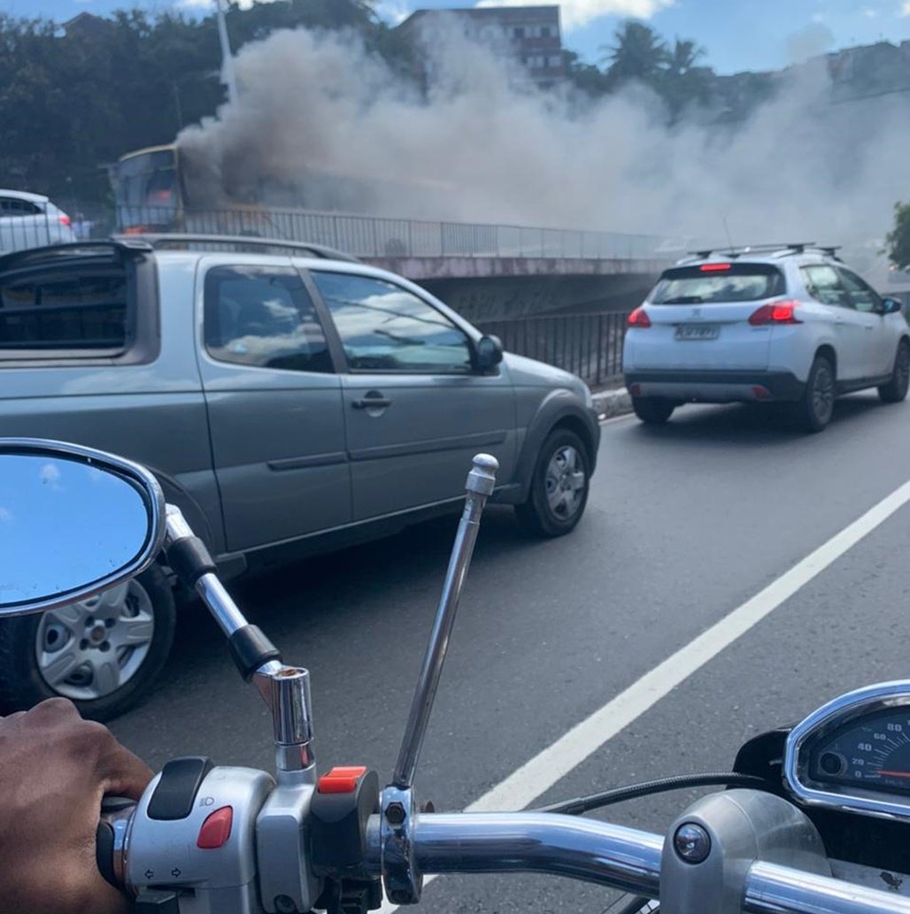 Incêndio atinge ônibus no Aquidabã e deixa trânsito complicado na região; veja vídeo