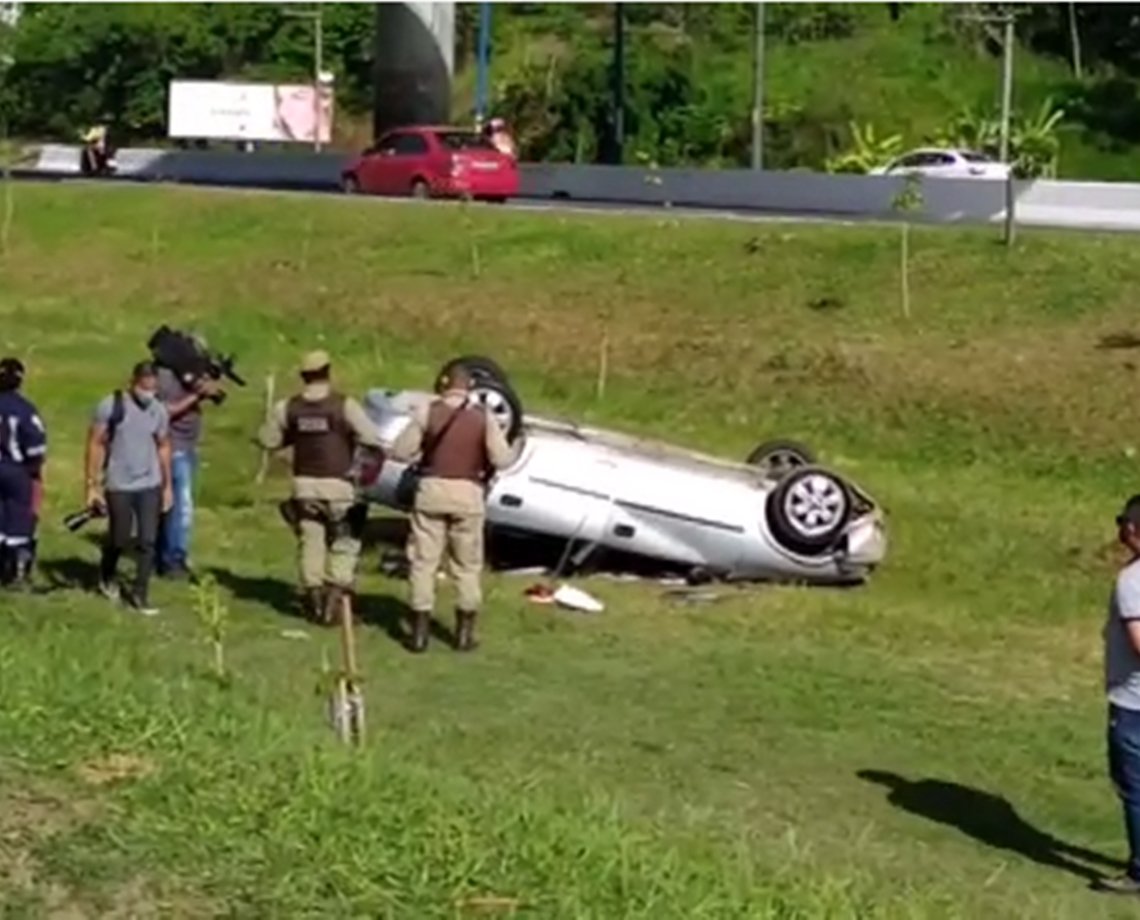 Uma pessoa morre e outras quatro ficam feridas após carro capotar em Salvador