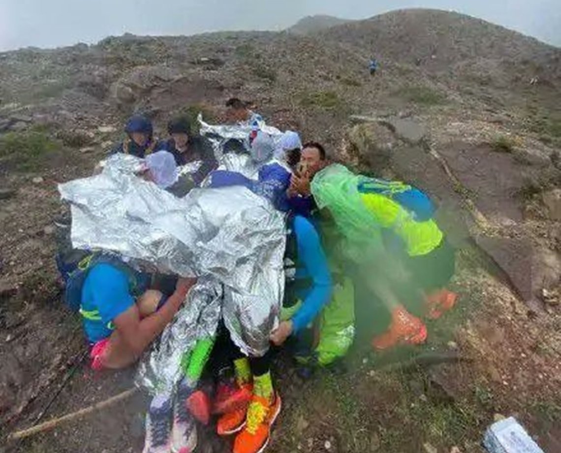 Mais de 20 pessoas morrem durante corrida na China após temporal; atletas foram surpreendidos por frio intenso e granizo