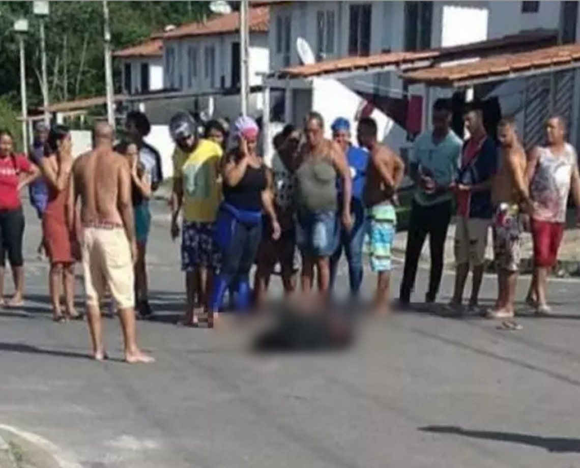 Adolescente de 17 anos é executado no meio da rua em Mata de São João; jovem de 19 anos também foi baleado