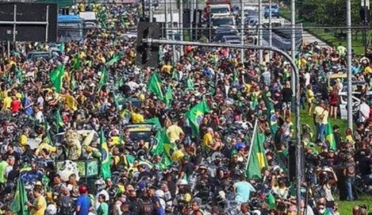 De moto, Bolsonaro participa de carreata no Rio de Janeiro e cria aglomeração de apoiadores; assista