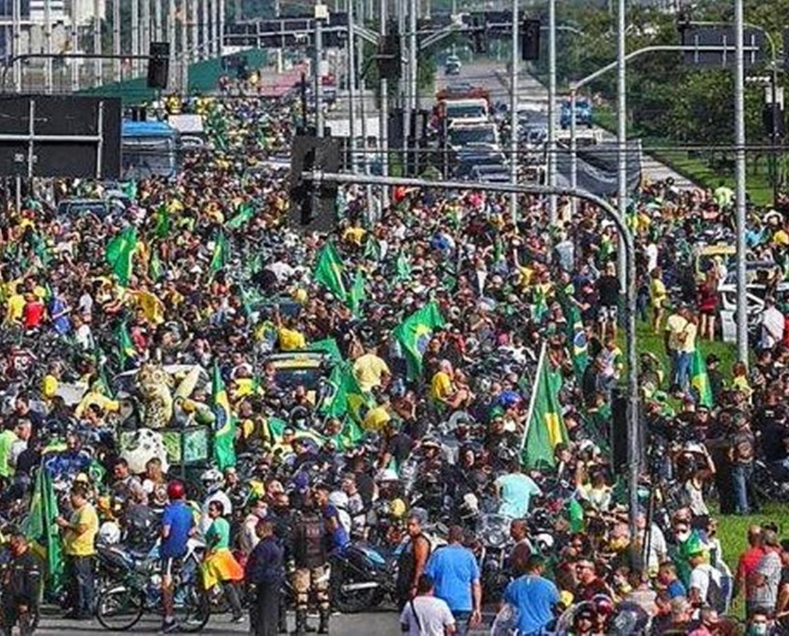 De moto, Bolsonaro participa de carreata no Rio de Janeiro e cria aglomeração de apoiadores; assista