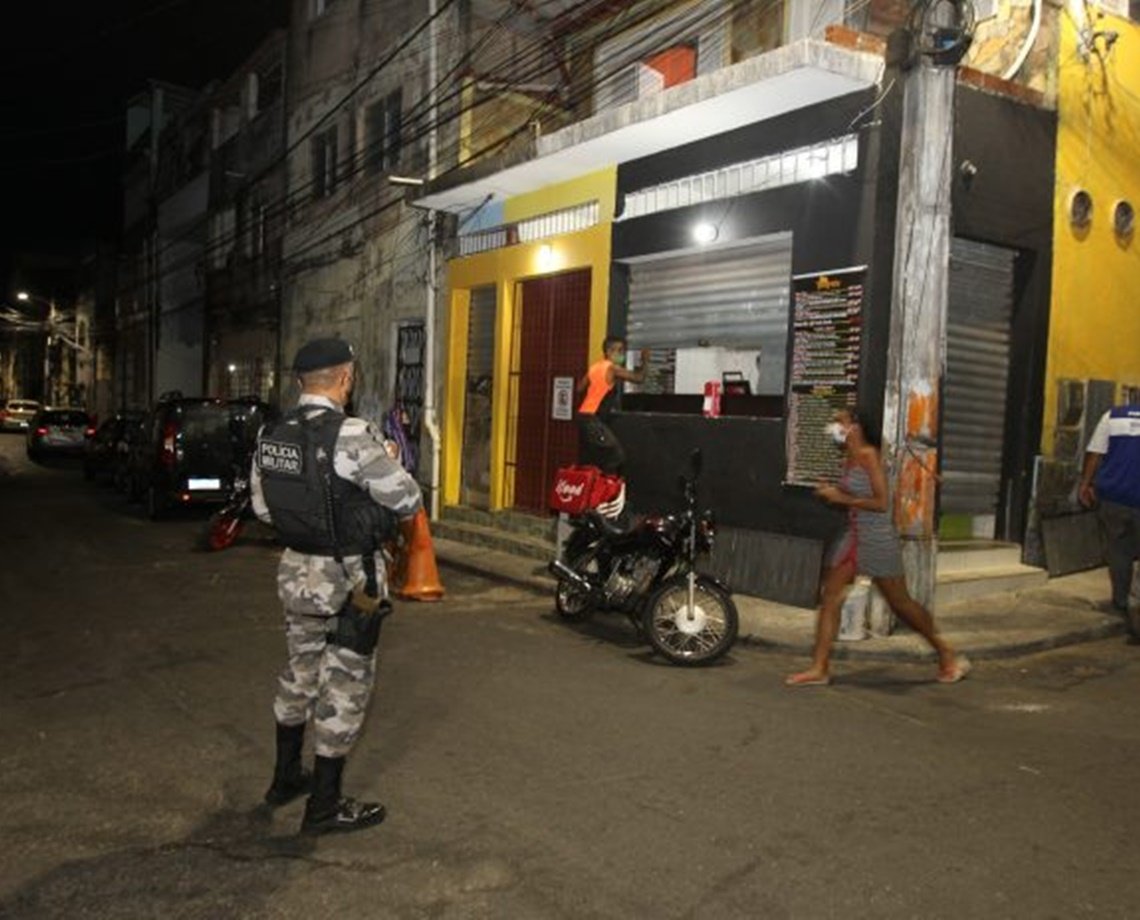 Bares fecham mais cedo e toque de recolher das 22h às 5h: confira as novas regras para conter avanço da Covid na BA