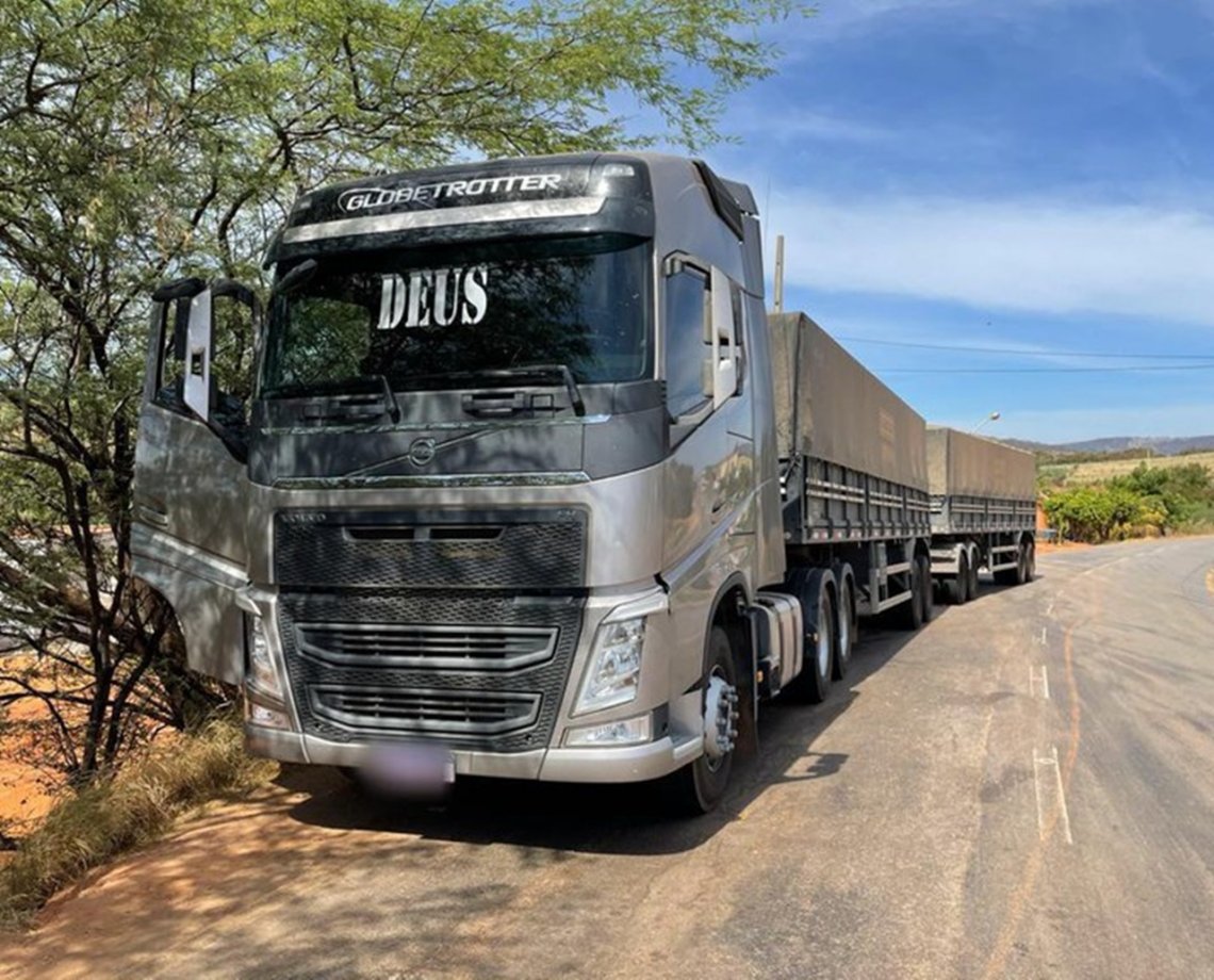 Carga com 50 toneladas de farinha de trigo transportada de forma irregular é apreendida pela PRF no interior da Bahia