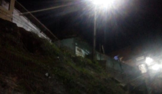 Idoso tropeça, cai do alto de encosta e morre em Salvador; moradores reclamam da falta de segurança em obra de contenção