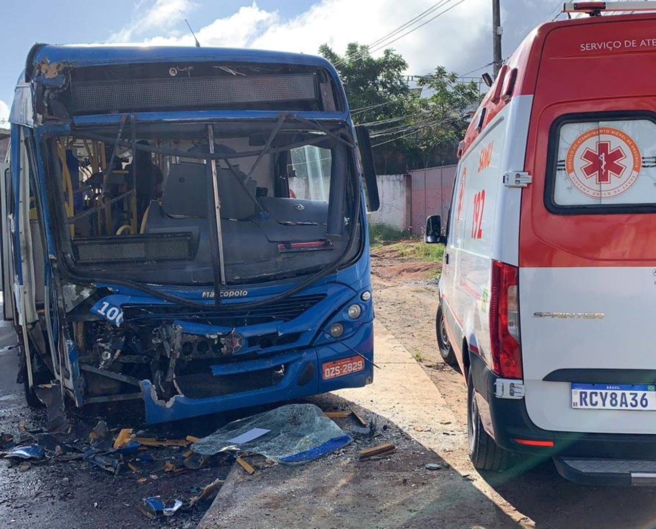 Colisão frontal entre dois ônibus deixa 17 passageiros feridos em Salvador; três têm estado grave