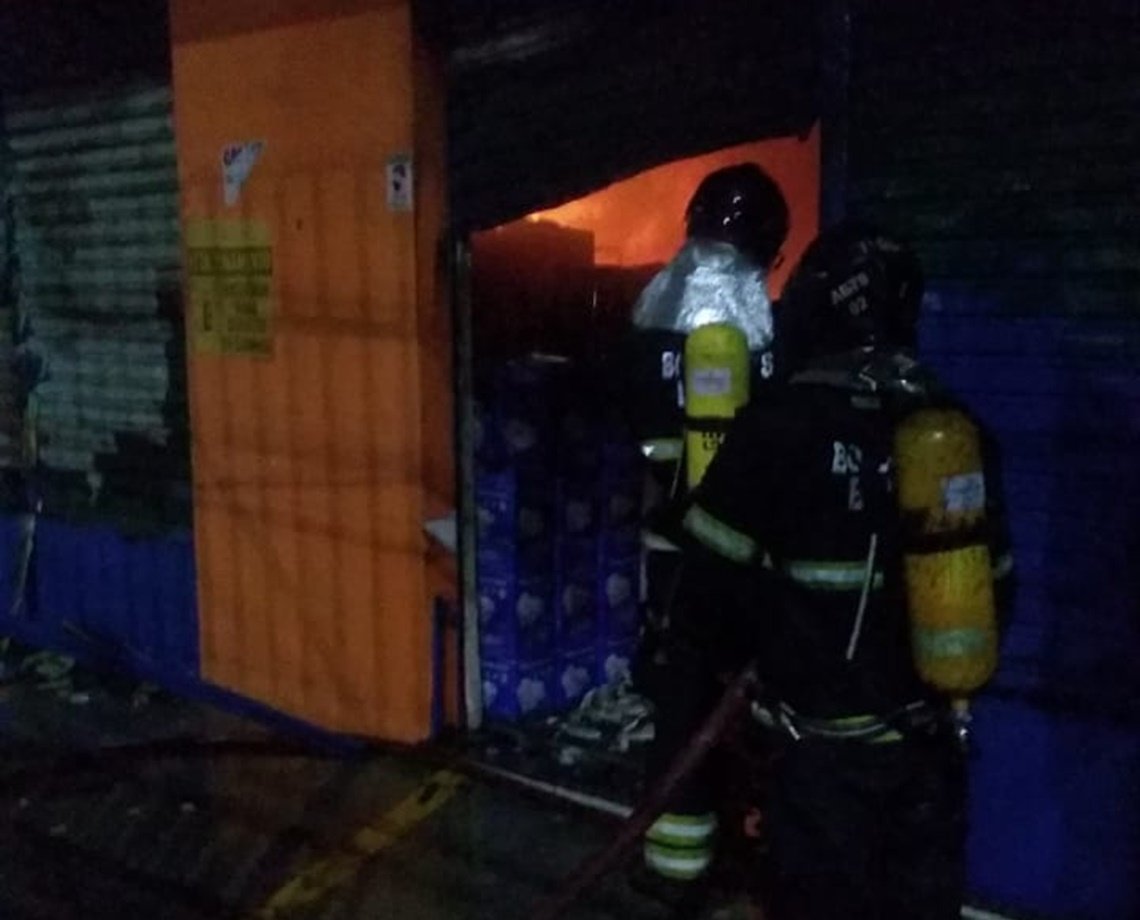 VÍDEO: incêndio atinge loja de tintas na Avenida Centenário