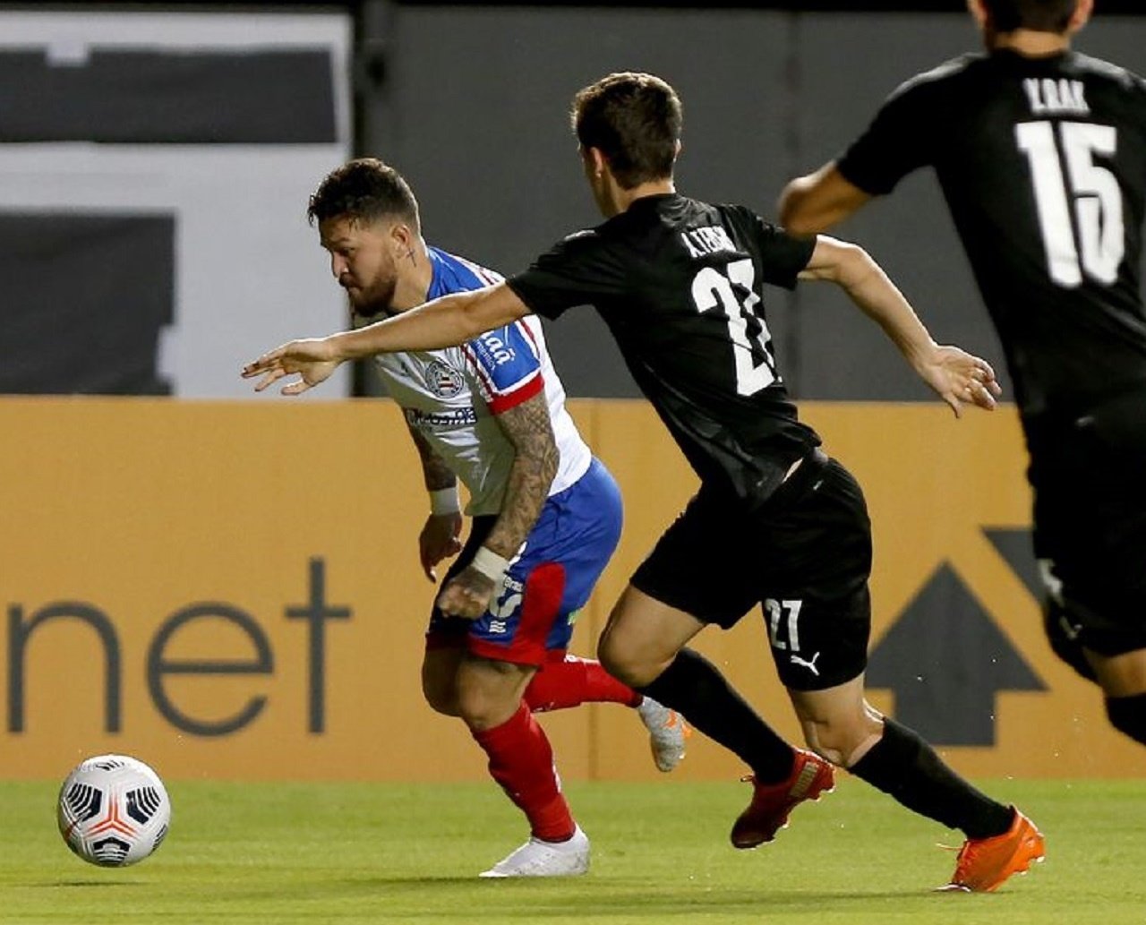 Nenhum "milagre" salvaria o Bahia! Tricolor foi goleado em Salvador e deu adeus à Copa Sul-Americana