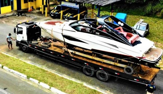 Perrengue chique: barco de luxo é apreendido ao ser transportado irregularmente por caminhão que trafegava na BR-101