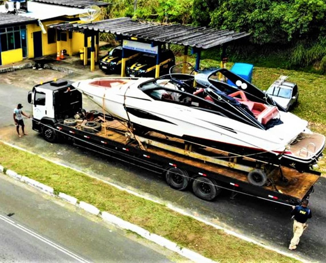 Perrengue chique: barco de luxo é apreendido ao ser transportado irregularmente por caminhão que trafegava na BR-101