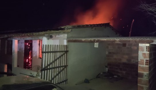 Tentativa de feminicídio na Bahia deixa até criança ferida e casa incendiada 