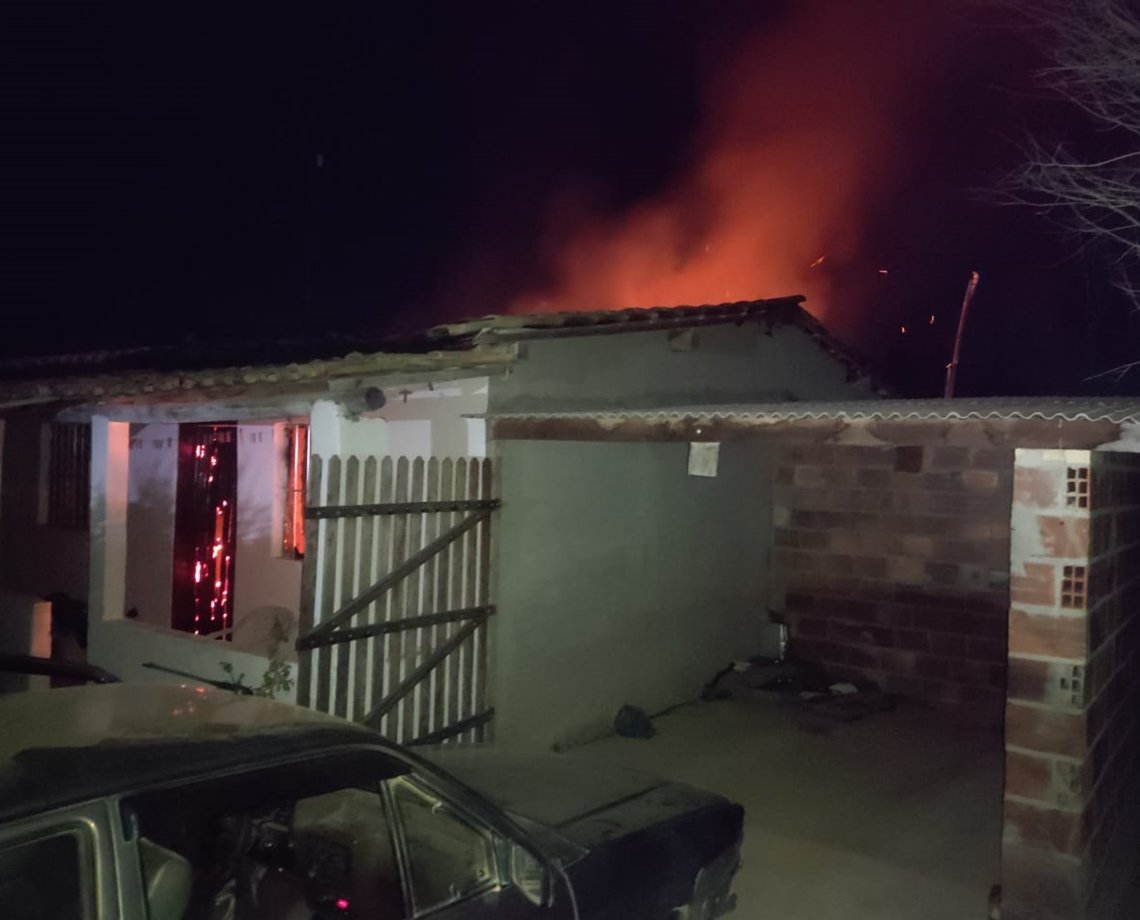 Tentativa de feminicídio na Bahia deixa até criança ferida e casa incendiada 