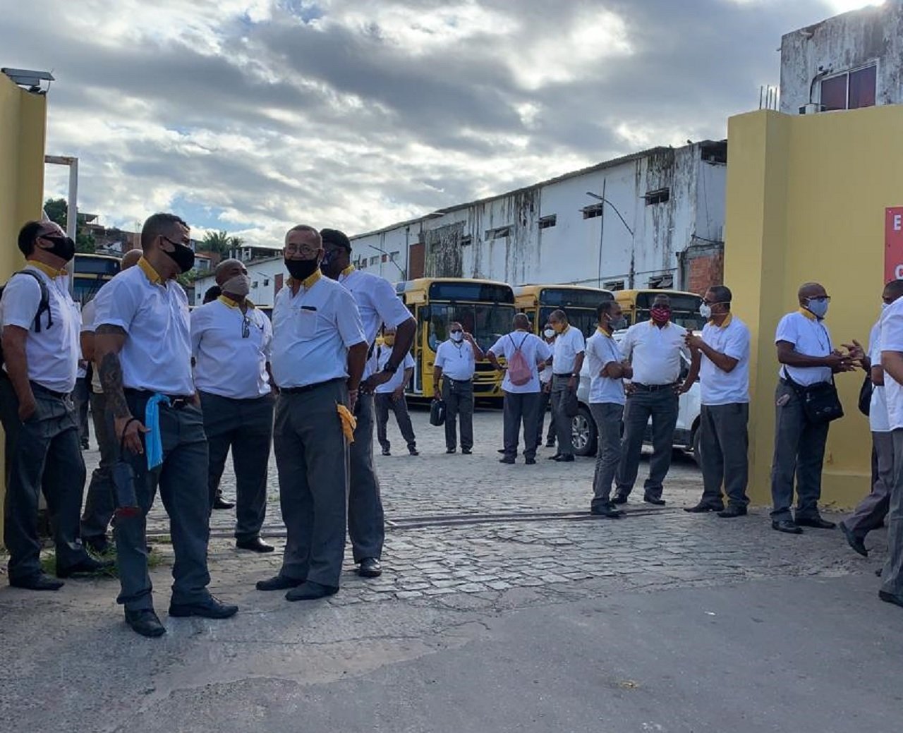 População de Salvador fica sem ônibus no início da manhã desta sexta enquanto rodoviários avaliam reajuste da categoria