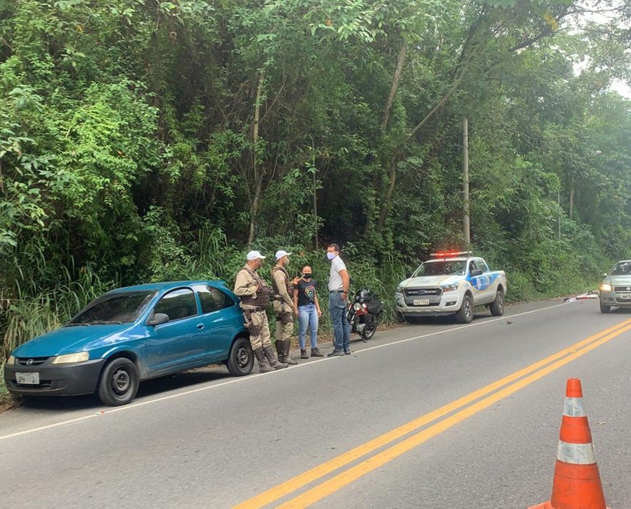 Acidente trágico envolvendo três motociclistas na Estrada do Derba deixa uma pessoa morta