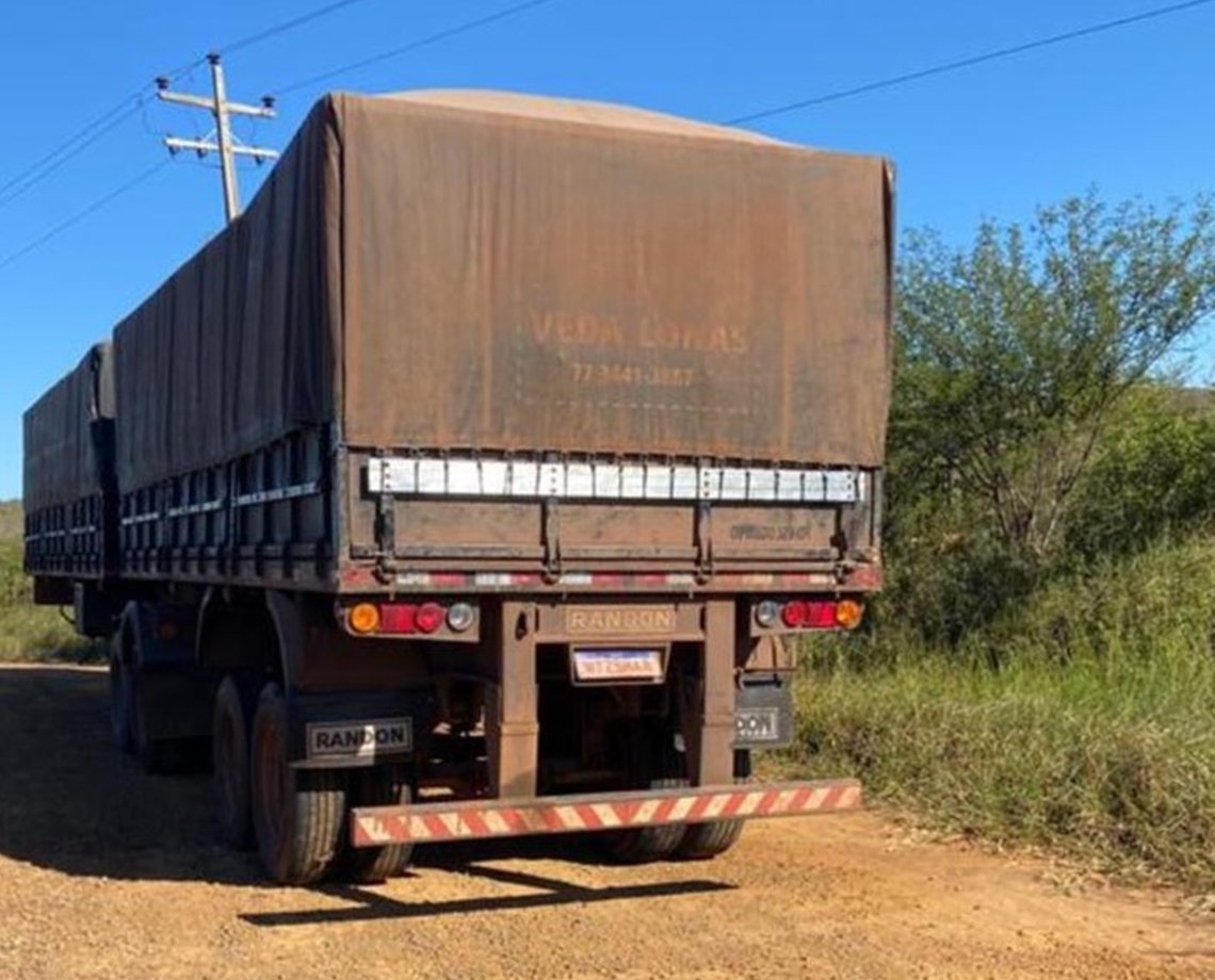 Motorista é feito de refém e duas carretas avaliadas em R$ 130 mil são roubadas