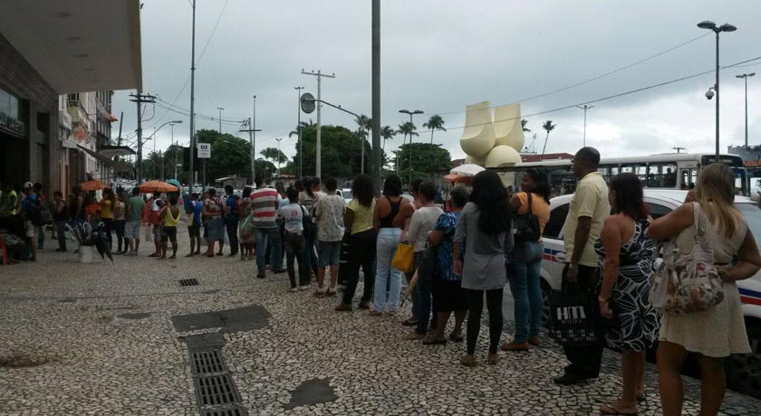 Problemas técnicos em cabine provocam longas filas no Elevador Lacerda