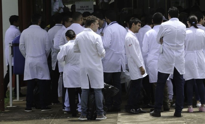 Médicos formados no exterior podem se inscrever em exame para reconhecimento do diploma no Brasil, a partir desta segunda-feira