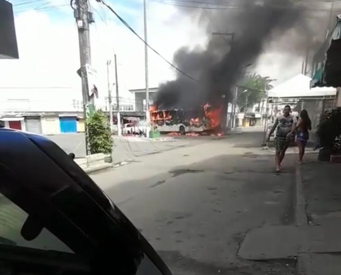 Dois ônibus são incendiados após morte de criminoso no Subúrbio de Salvador; família retrucou versão da PM