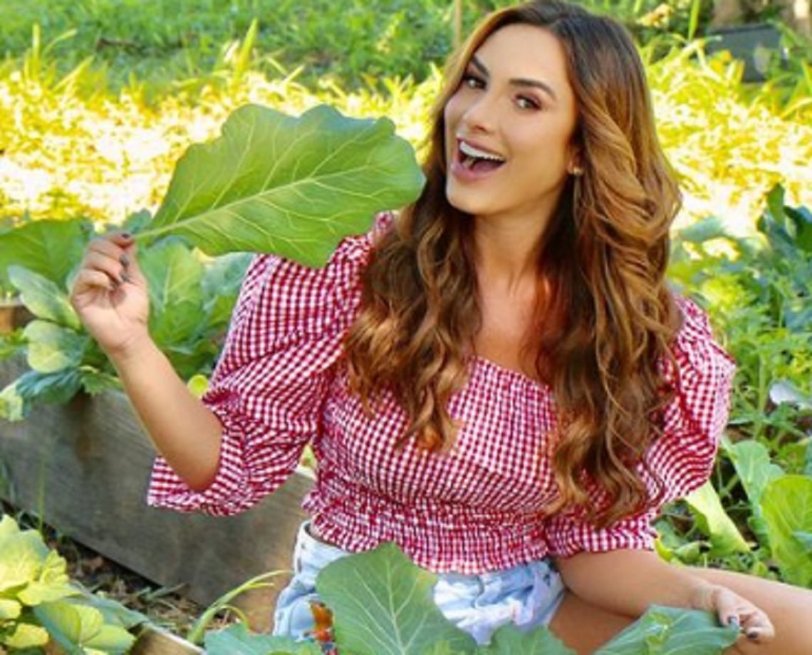 Nicole Bahls diverte seguidores ao revelar que plantou muda de plástico: "fiquei uma semana aguando"