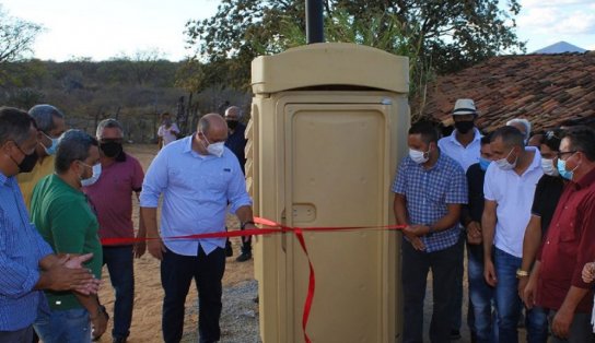 Com pompa de grande obra, prefeito inaugura sanitário químico no interior da Bahia