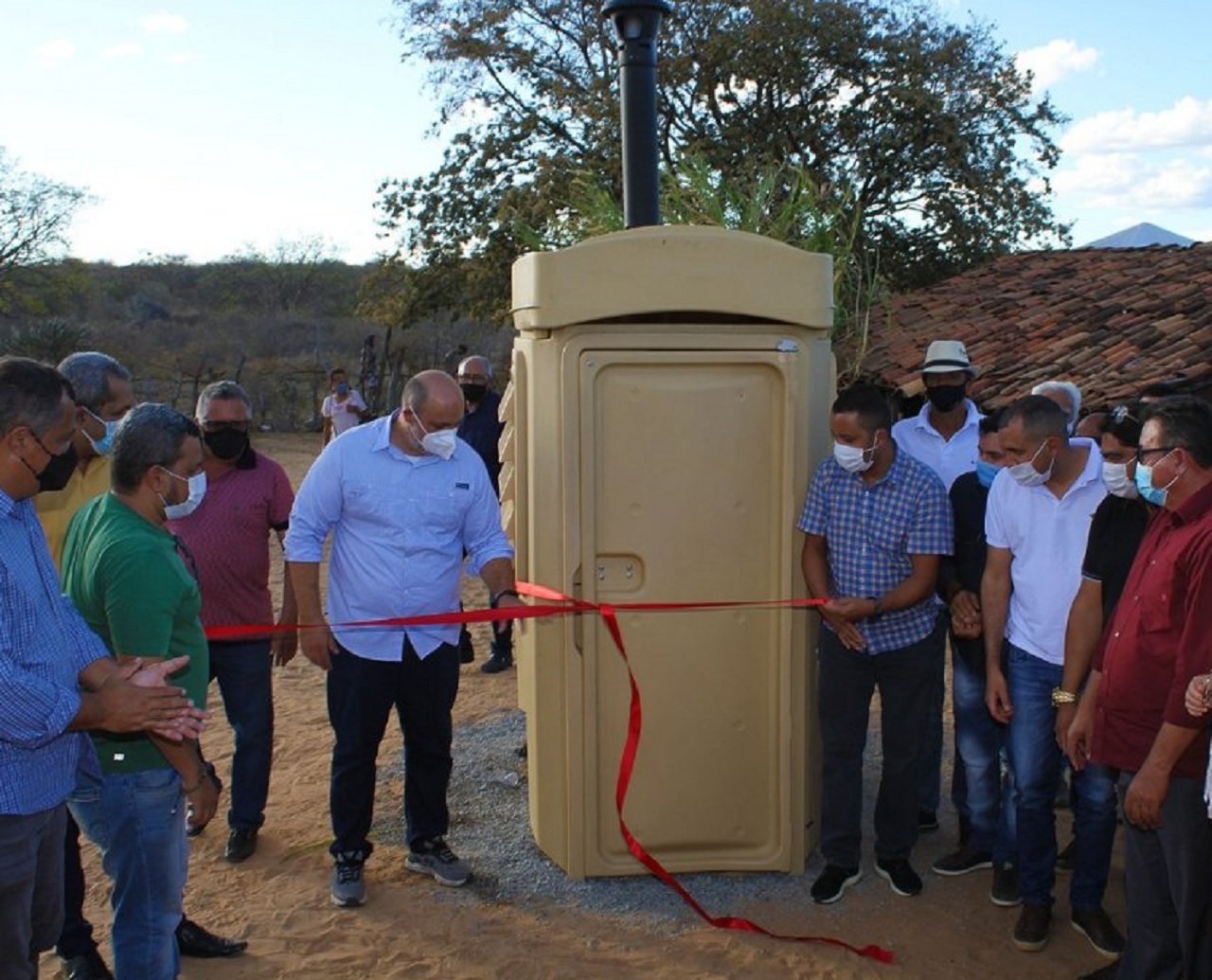 Com pompa de grande obra, prefeito inaugura sanitário químico no interior da Bahia