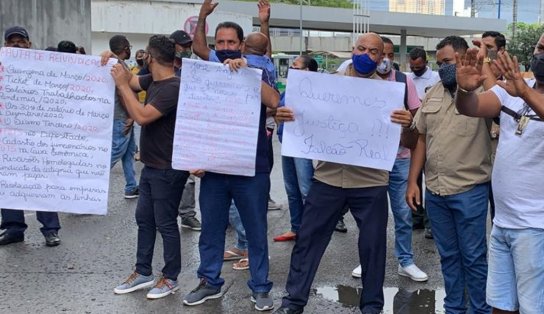 Funcionários de empresa de ônibus interestadual protestam contra atraso de salários 