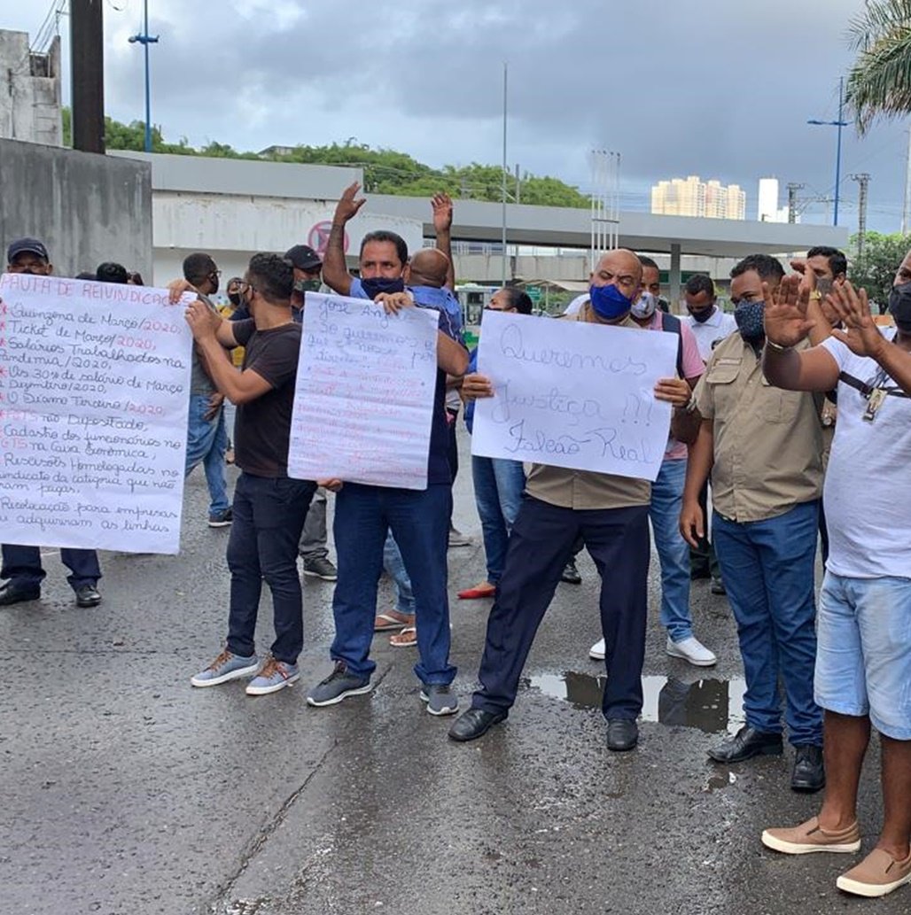 Funcionários de empresa de ônibus interestadual protestam contra atraso de salários 