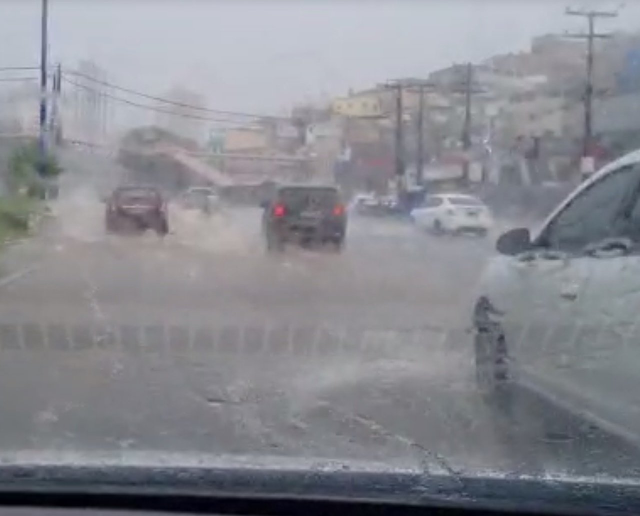 Manhã de chuva isolada causa alagamentos na Avenida Bonocô, em Salvador